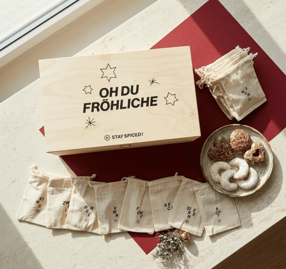 Ein nummeriertes Jutesaeckchen aus der STAY SPICED! DIY Adventskalender Holzbox wird individuell mit einer Gewuerzdose befuellt