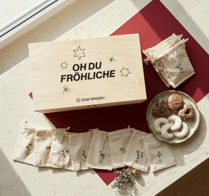 Ein nummeriertes Jutesaeckchen aus der STAY SPICED! DIY Adventskalender Holzbox wird individuell mit einer Gewuerzdose befuellt