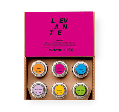 Geöffnete Levante Geschenkbox von STAY SPICED ! mit erlesenen Spezialitäten der orientalischen Küche