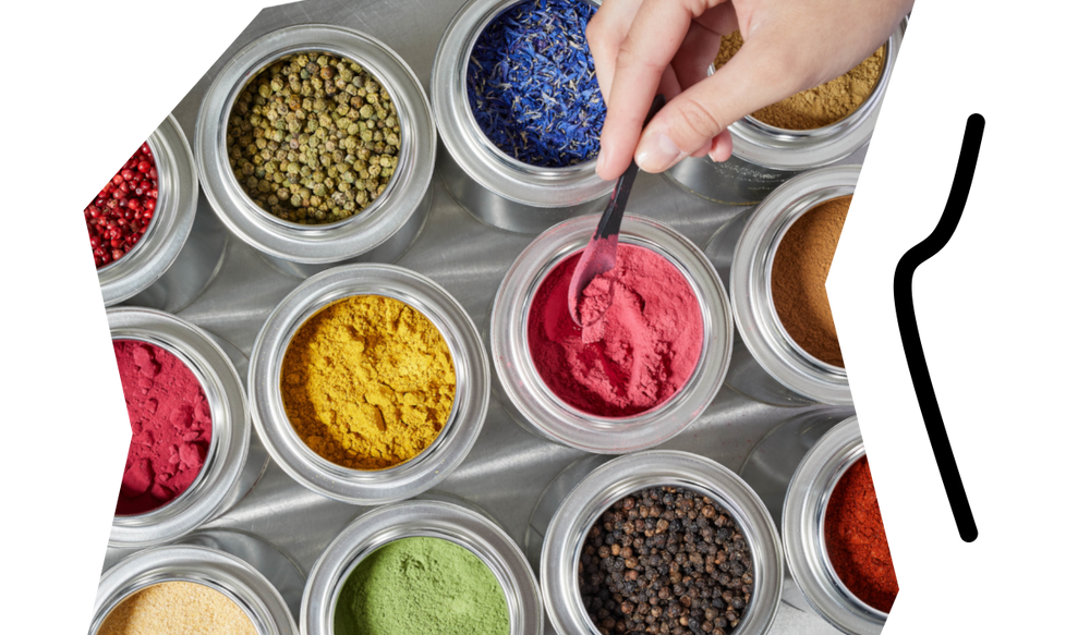 Geöffnete STAY SPICED! Gewürzdosen mit bunten Premium-Gewürzen und Reingewürzen