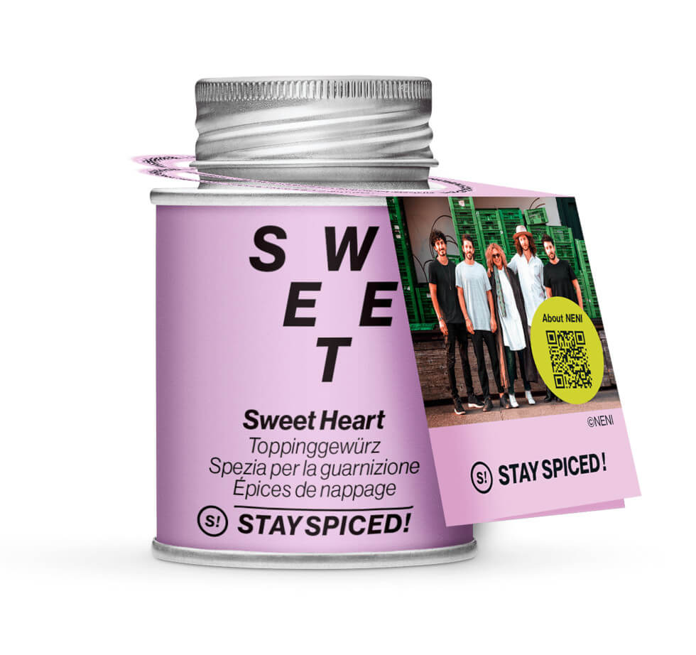 Sweet Heart, Toppinggewürz - Pinke Dosenansicht mit NENI-Rezept-Hangtag von STAY SPICED