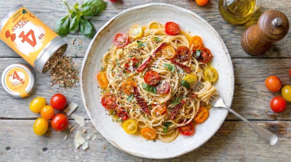 Frisch zubereitete Spaghetti mit Kirschtomaten und Kräutern neben der herzlich salzfrei No. 4 Teigwaren Gewürzmischung online kaufen bei chefkoch-gewürze Schweiz
