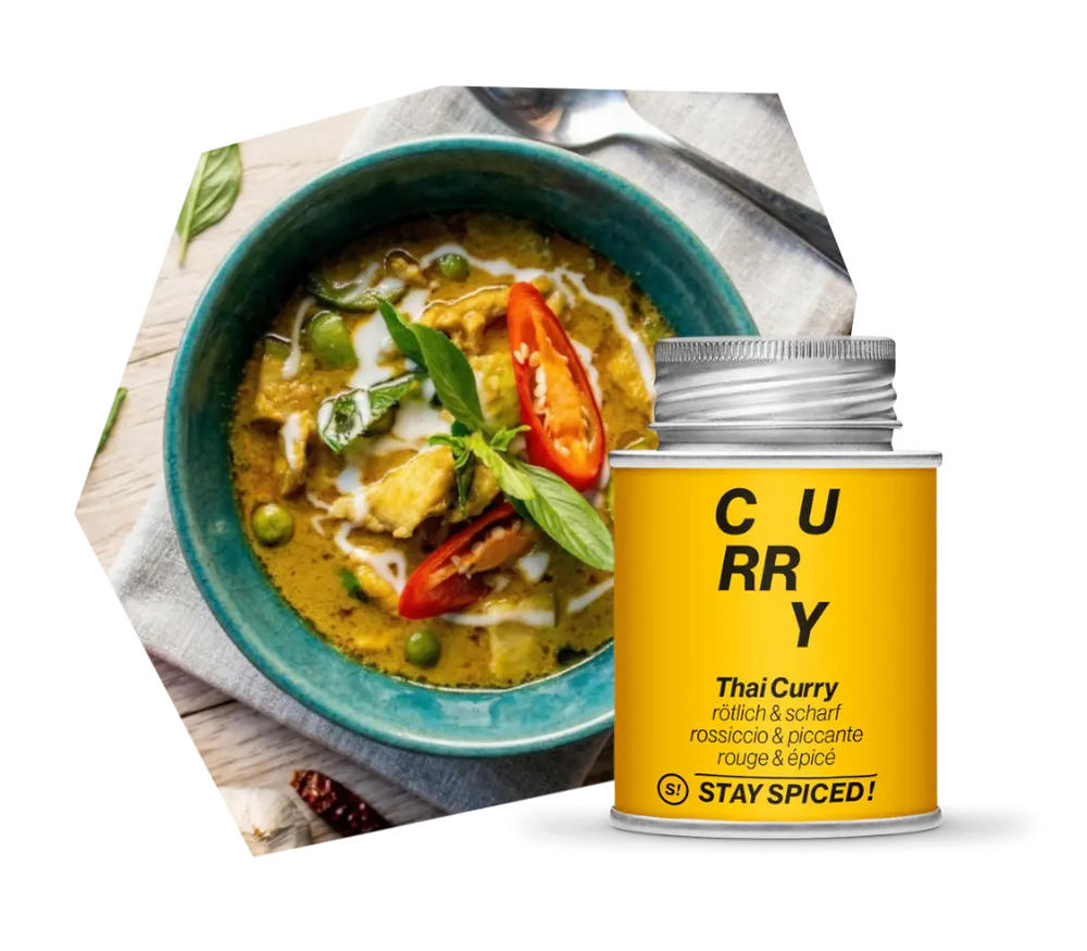 Scharfes Thai Curry mit Kokosmilch und roten Chilischoten in einer grünen Schale online kaufen bei chefkoch-gewürze Schweiz