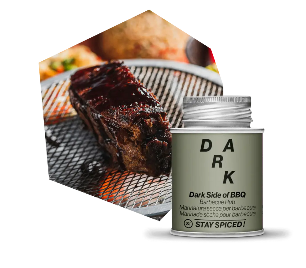 Nahaufnahme von perfekt gegrillten und glasierten Short Ribs (Rinderrippen) die von Grillprofi Tom Heinzle mit einem scharfen Messer aufgeschnitten werden online kaufen bei chefkoch-gewürze Schweiz