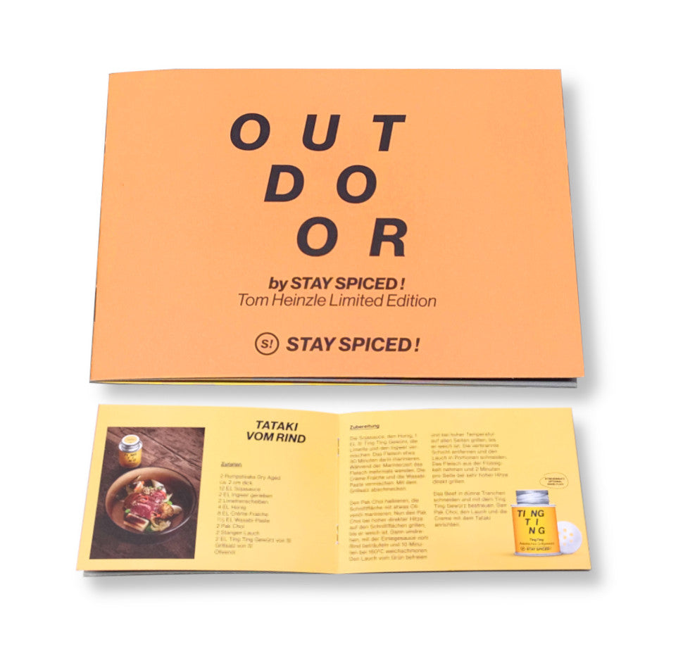 Aufgeschlagenes STAY SPICED ! Rezeptheft aus dem Tom Heinzle OUTDOOR Geschenkset mit asiatischem Tataki vom Rind
