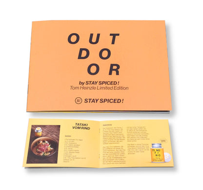 Aufgeschlagenes STAY SPICED ! Rezeptheft aus dem Tom Heinzle OUTDOOR Geschenkset mit asiatischem Tataki vom Rind