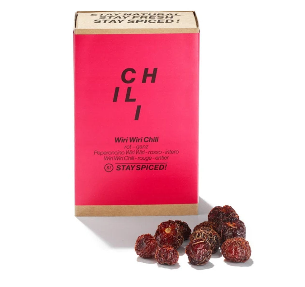 Wiri Wiri Chili ganz rot - Geschlossener roter Karton von STAY SPICED mit Detailansicht der Wiri-Wiri Chili