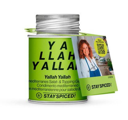 Yallah Yallah, mediterranes Salat- & Topping-Gewürz - Hellgrüne Dosenansicht mit NENI-Rezept-Hangtag von STAY SPICED