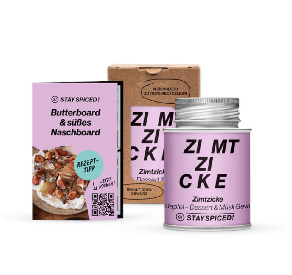 Zimtzicke - Lila Gewürzdose neben Rezeptheft und Kartonverpackung von STAY SPICED ! bei Chefkoch-Gewürze